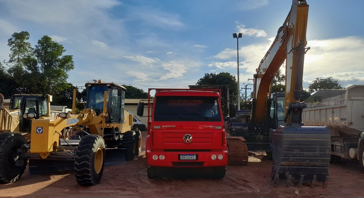 Escavadeira, trator de esteira e caminhão estão entre os equipamentos adquiridos
