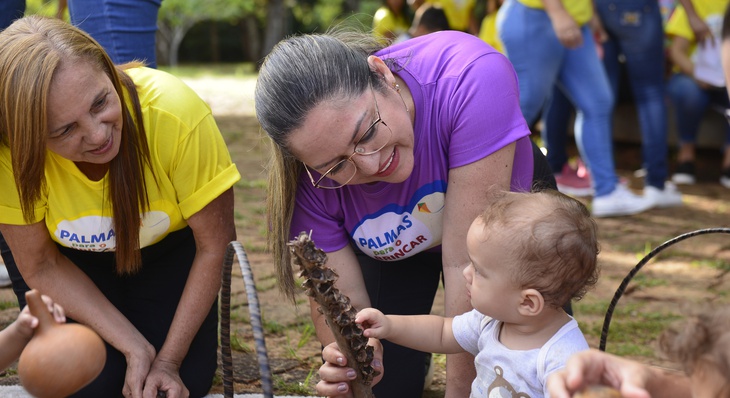 A secretária Fátima Sena lembra que brincar é fundamental para o desenvolvimento das crianças