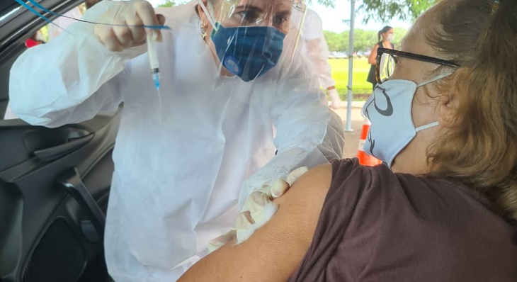 Divonete Vieira, 81 anos,  foi vacinada nesta manhã em Palmas