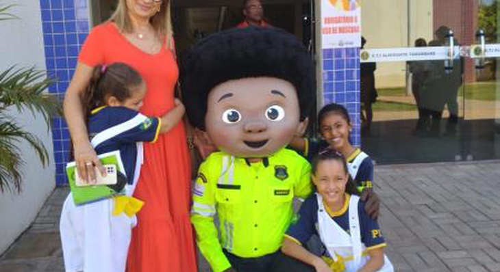 Crianças e servidores da ETI Almirante Tamandaré durante ação na Escola