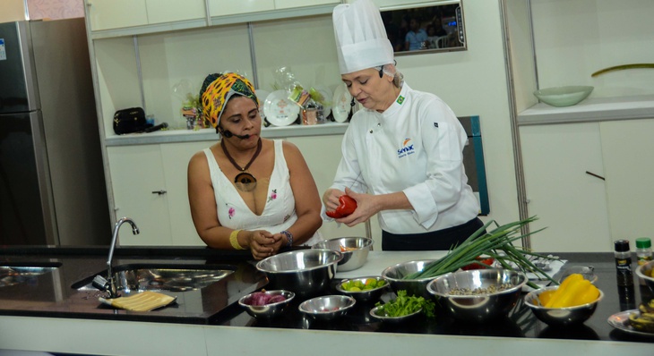 Inspirada na gastronomia regional, a chef Roberta Ribeiro preparou uma salada de feijão verde, chambari e banana da terra