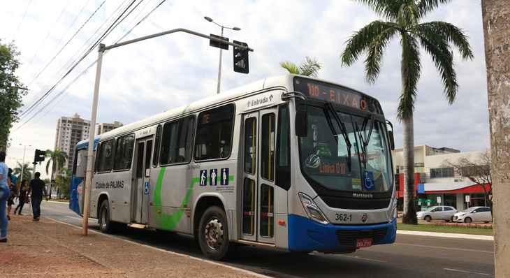     O transporte público de Palmas, que conta com 190 ônibus, é 100% monitorado em tempo real, com reconhecimento facial e bilhetagem eletrônica