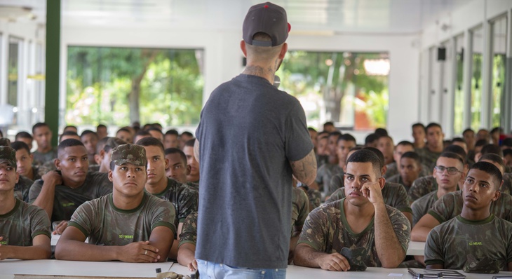 Thiagão fala para dezenas de soldados no 'Recreião'