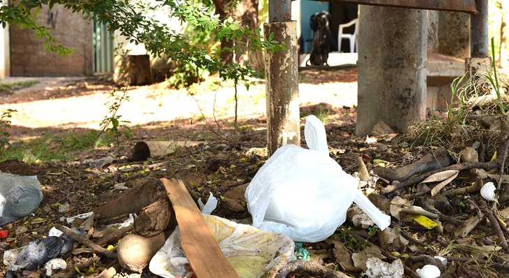 Lixo doméstico mal acondicionado e restos de mobiliário favorecem acúmulo de entulho nas ruas