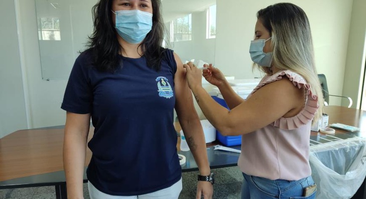Servidora Jardene Mendes recebeu as doses da Influenza e da tríplice viral na mesma oportunidade