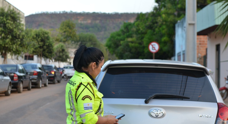 Agente de Trânsito averigua veículo durante realização do 16º Festival Gastrônomico de Taquaruçu