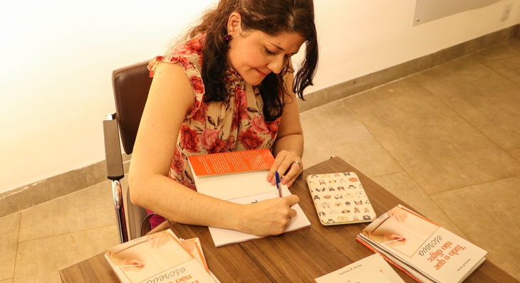 Após o lançamento do livro, a escritora e jornalista Andreia Rocha autografou os exemplares adquiridos pelo público