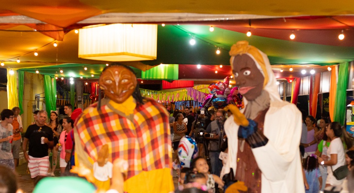 Última noite foi aberta pelos tradicionais bonecos da Aldeia TabokaGrande, que deram as boas-vindas ao público e encantou criançada