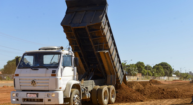 Caminhão descarrega solo que será usado para construção de camadas de nova pista