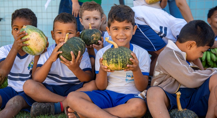Frutas e verduras da Fazendinha do Calor Humano são entregues semanalmente às unidades de ensino