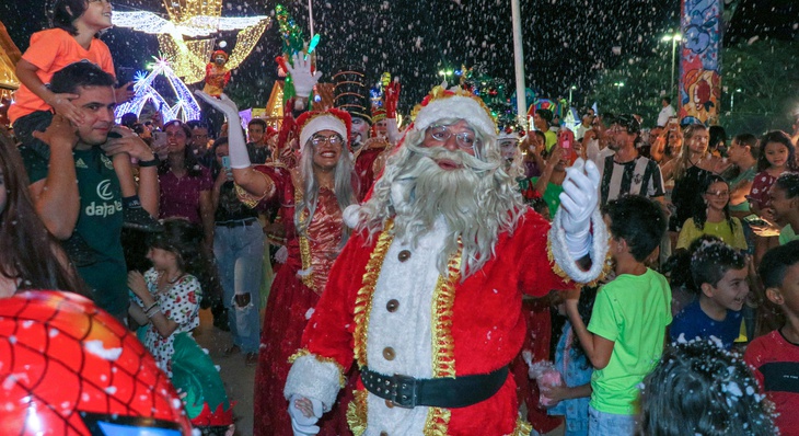 Parada de Natal, com direito a 'neve' abre programação do Natal Cidade Encantada aos finais de semana
