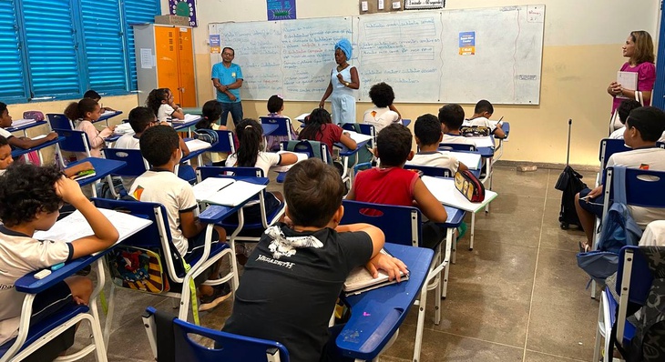 Alunos da Escola Municipal Antônio Gonçalves no Dia D da Busca Ativa Escolar
