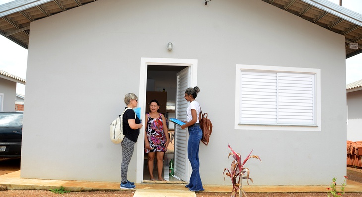 Assistente social Paulene Porta e universitária Tainara Sousa visitam dona de casa Enilza Rocha
