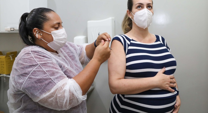 Cinthia Ribeiro está grávida de 33 semanas e foi imunizada com a vacina da Pfizer.