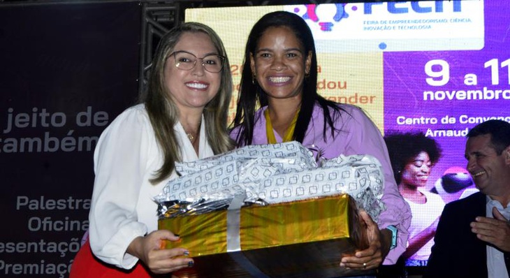 Diretora do Cmei Contos de Fada, Priscila Machado (à direita) , recebe premiação de primeiro lugar na categoria Educação Infantil