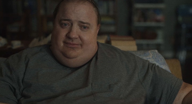 Brendan Fraser em 'A Baleia' é um professor de inglês recluso que vive com obesidade severa e tenta se reconectar com sua filha adolescente