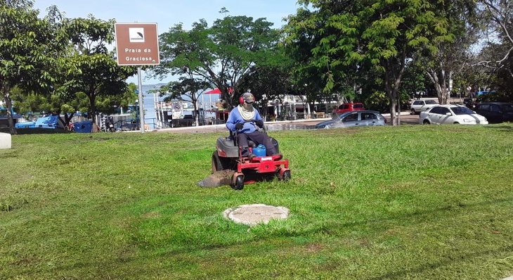 Na Graciosa várias equipes estão realizando o serviço de poda da grama, com máquinas costais e cortadores de grama