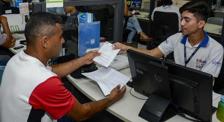 Com documento em mãos, Lázaro Rodrigues Santos pretende conseguir emprego na área de segurança privada