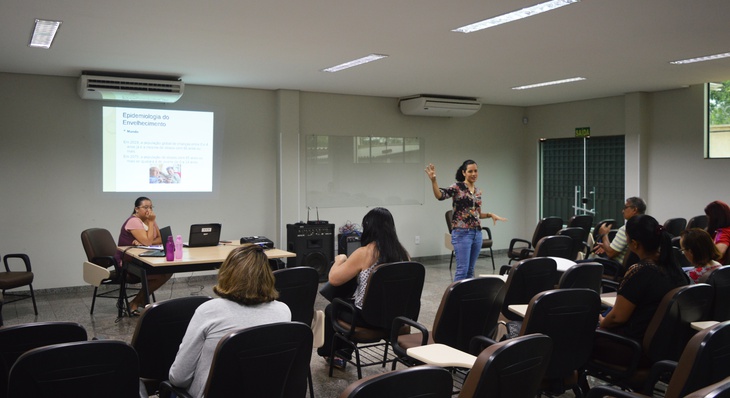 A oficina foi ministrada pela responsável técnica na Semus pela área de Saúde da Pessoa Idosa, Taísa Ribeiro