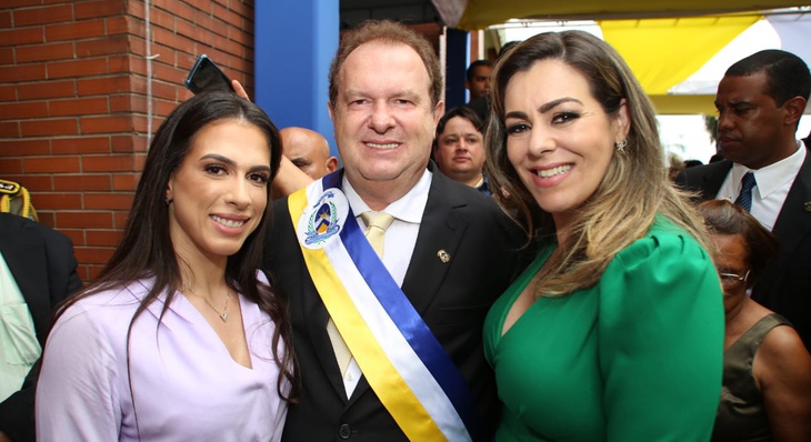 Prefeita Cinthia Ribeiro (D) ao lado do governador Carlesse e primeira dama Fernanda Mendonça