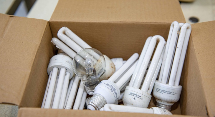 Lâmpadas usadas de modelo incandescente e fluorescente são trocadas por novas de LED