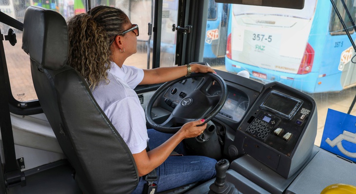Angla Maria Alves única mulher motorista do transporte público de Palmas