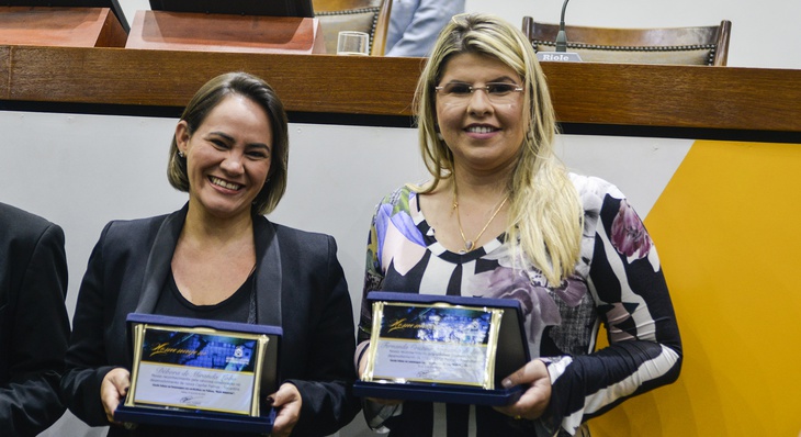 A secretária de Comunicação, Dêborah de Miranda Lôbo (à esq.), de Recife-PE e a procuradora geral do Município, Fernanda Nogueira, de Maceió-AL foram homenageadas na sessão.