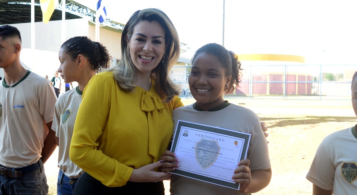 Sara Vitória recebe das mãos da prefeita certificado de aluna destaque