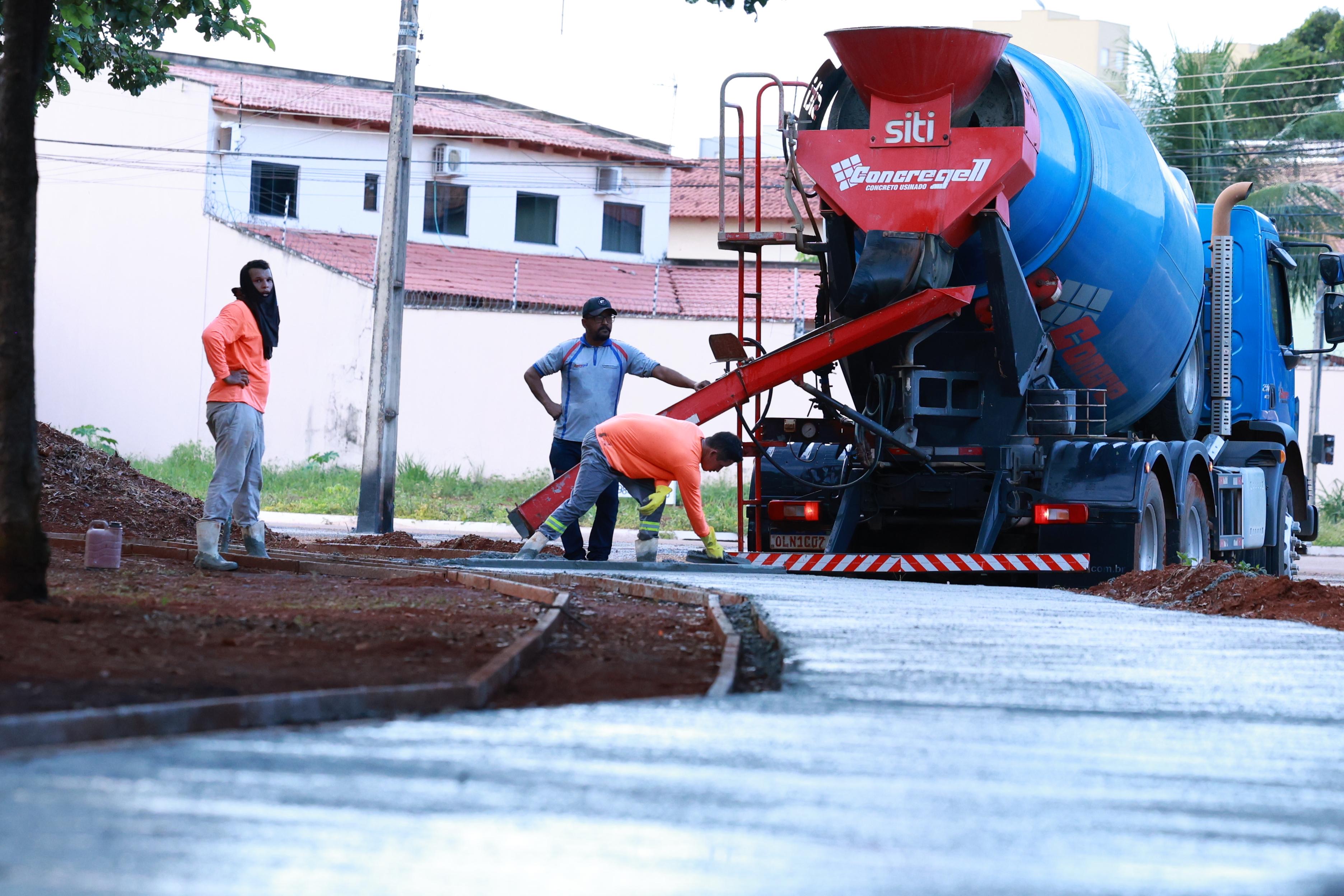 Prefeito Eduardo Siqueira acompanha obra da praça da Arne 53, que já alcança 70% de execução