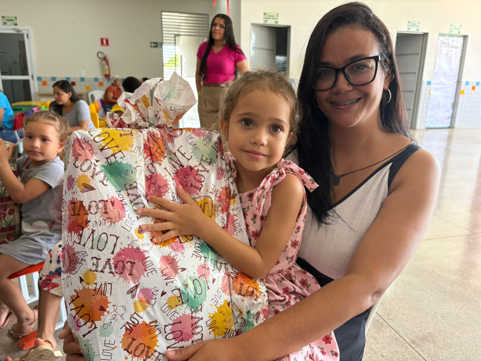 A pequena Ana Laura Cardoso Atilho, de 4 anos, que estava acompanhada da mãe, Milenna Cardoso, aguardava ansiosa o momento de ser chamada pelo Papai Noel para receber o patinete