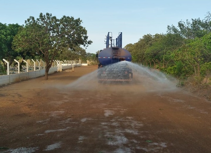 Serviço de manutenção em execução em frente ao cemitério municipal