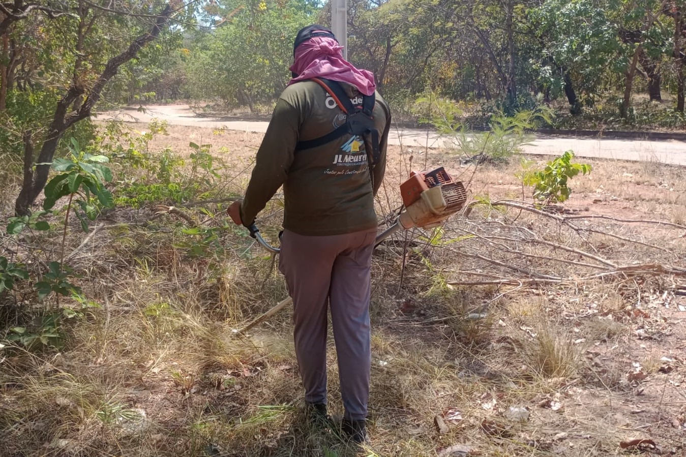Na quadra ARSE 141 (1404 Sul), houve roçagem em terrenos com grande concentração de vegetação