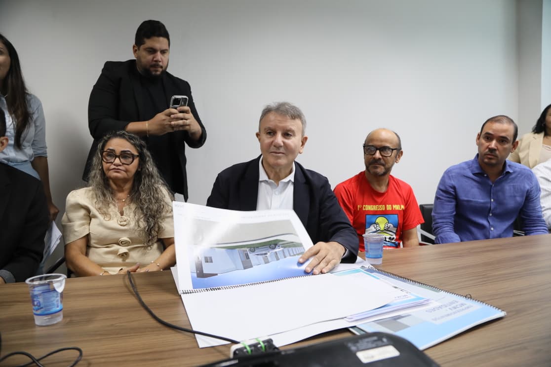 Prefeito Eduardo Siqueira Campos e representantes de instituições sociais assinam compromisso para doação de áreas para construção de moradias populares