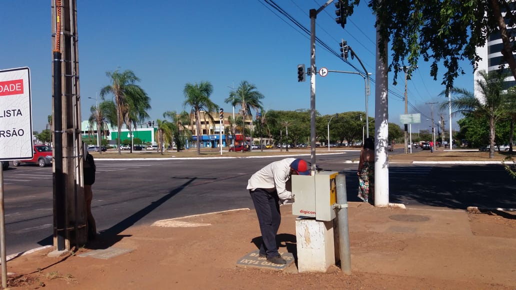 Relógios de semáforos da Avenida Teotônio Segurado passam por manutenção nesta quarta, 14