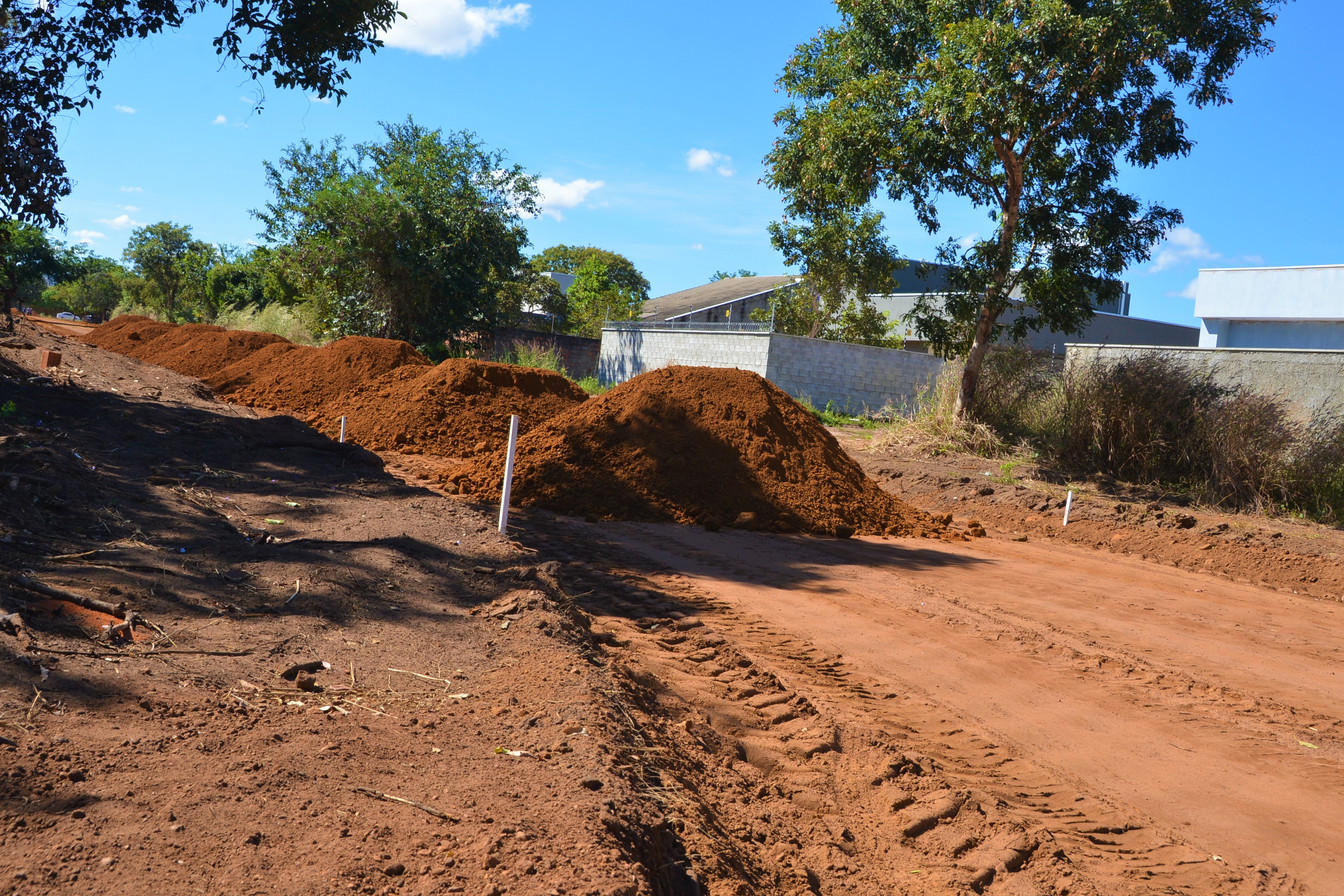 Com drenagem concluída, terraplanagem nas Avenidas NS - 9 e 11 é iniciada