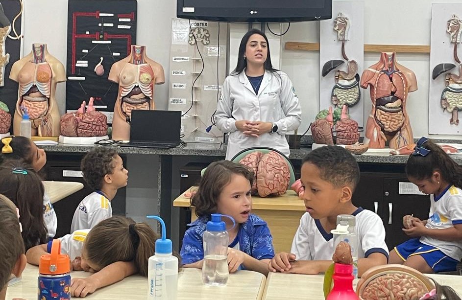 Alunos do Cmei João e Maria visitam laboratório de ciências da UFT em Palmas