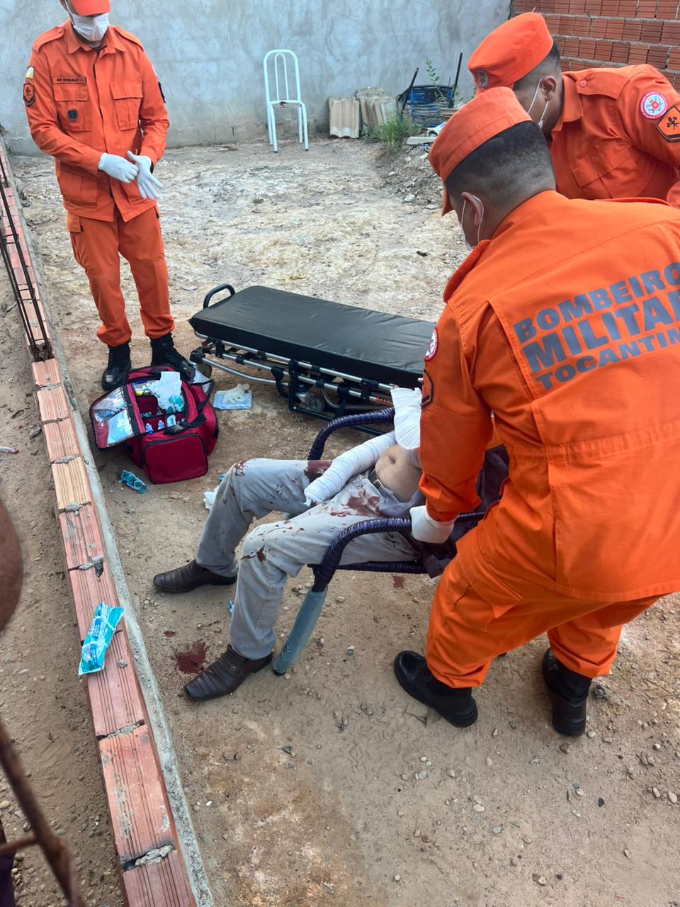Vitima de tentativa de homicídio  recebe primeiros socorros pelo Corpo de Bombeiros