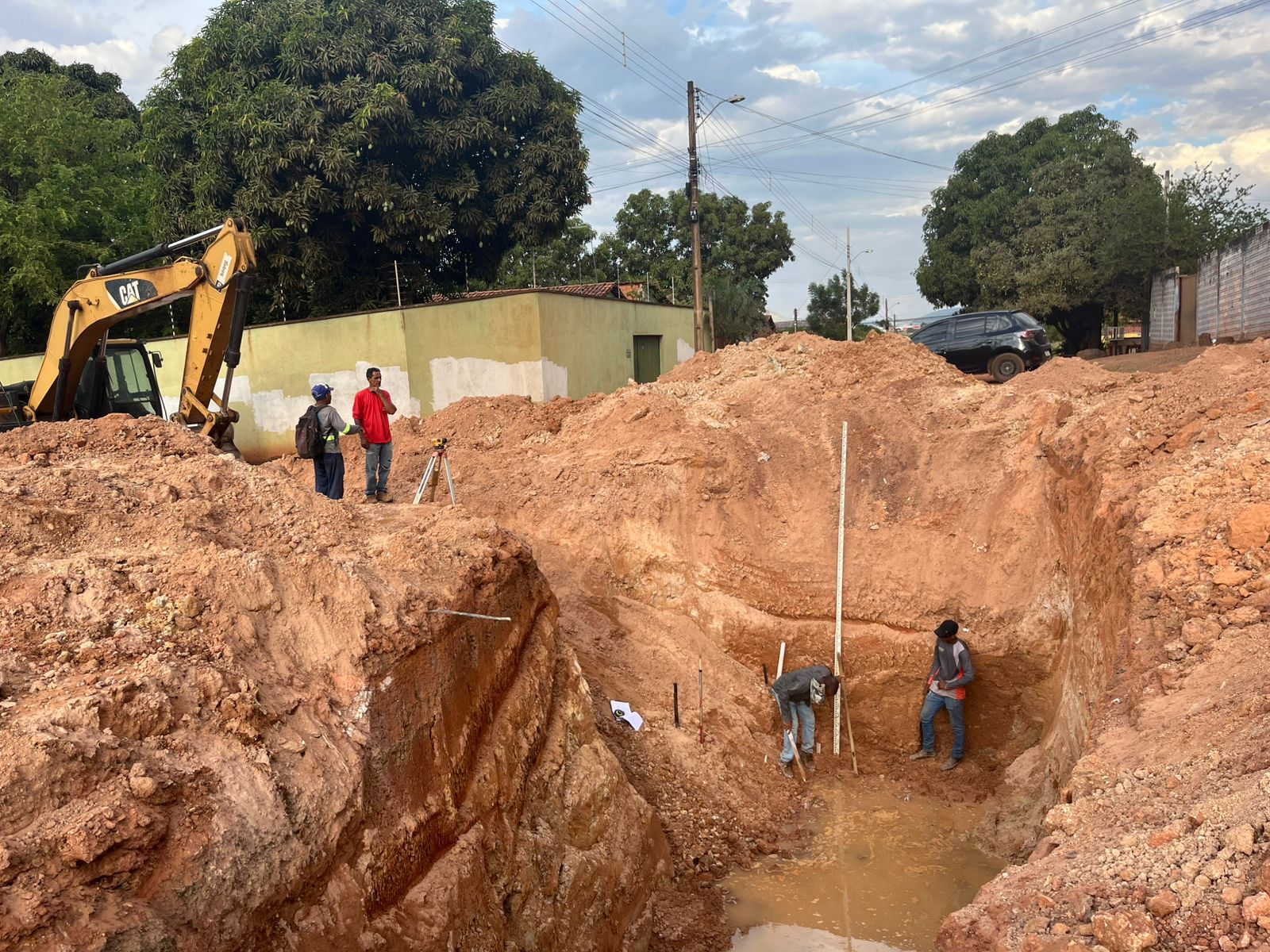 Serviços de topografia com a presença de máquinas e trabalhadores exigem atenção redobrada dos condutores de veículos