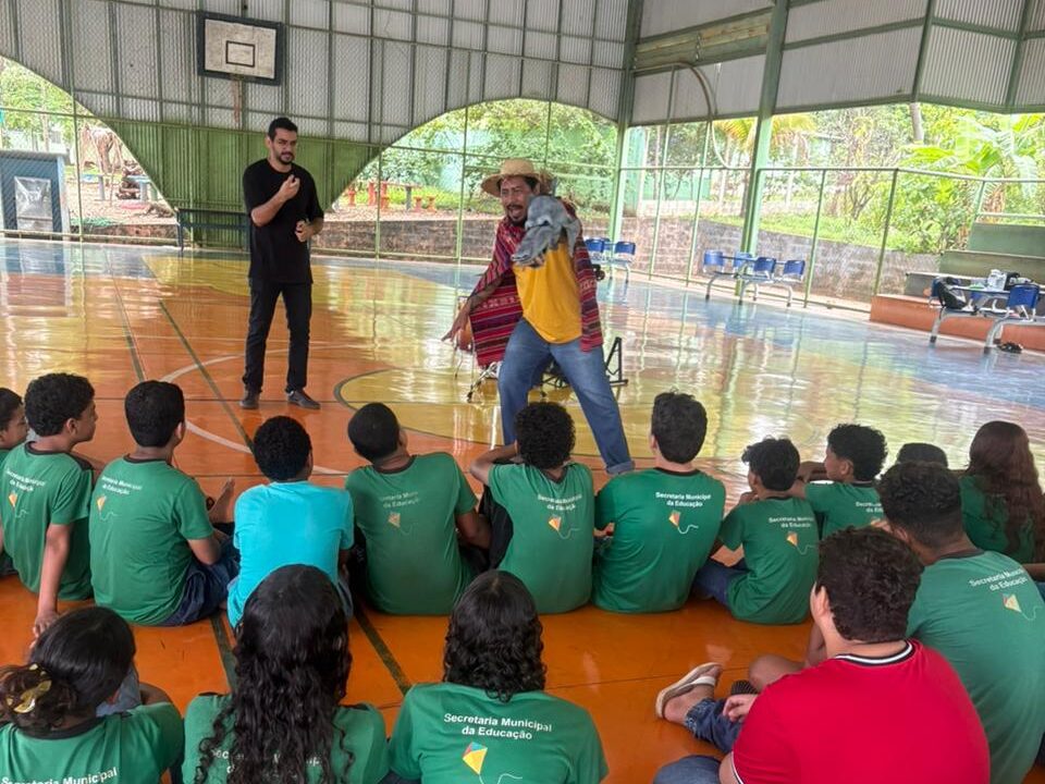 Atentos,  estudantes acompanharam a contação da obra que tem como protagonistas um garoto do sítio e o lendário Capelobo, figura do imaginário tocantinense