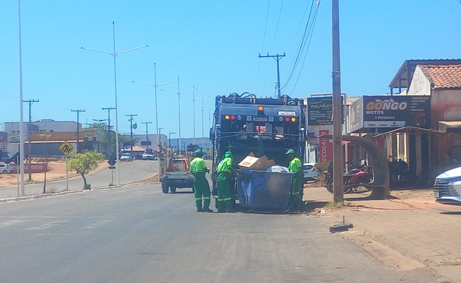 Em um dia serviço de coleta da Prefeitura de Palmas retira mais de 20 toneladas de lixo de avenidas comerciais da Capital