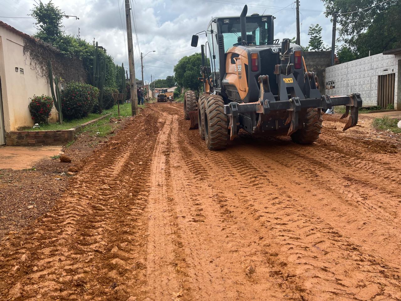 Equipes da Prefeitura de Palmas realizam serviços de terraplanagem em vias do setor Universitário