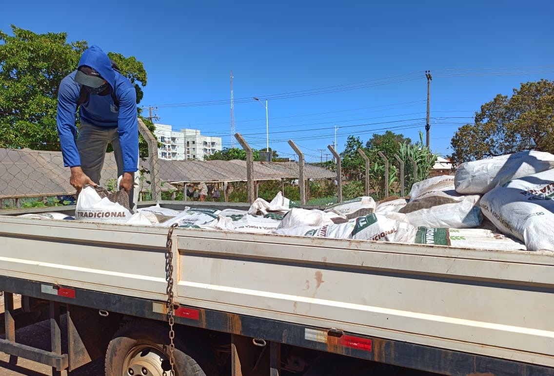 Prefeitura de Palmas entrega cerca de 5 mil quilos de adubos químicos nas hortas da Capital