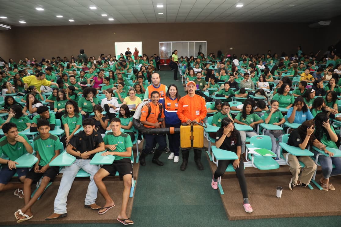 Alunos  da Escola de Tempo Integral Fidêncio Bogo participaram da palestra com a equipe da Defesa Civil de Palmas. Foto: Eduardo Fortes