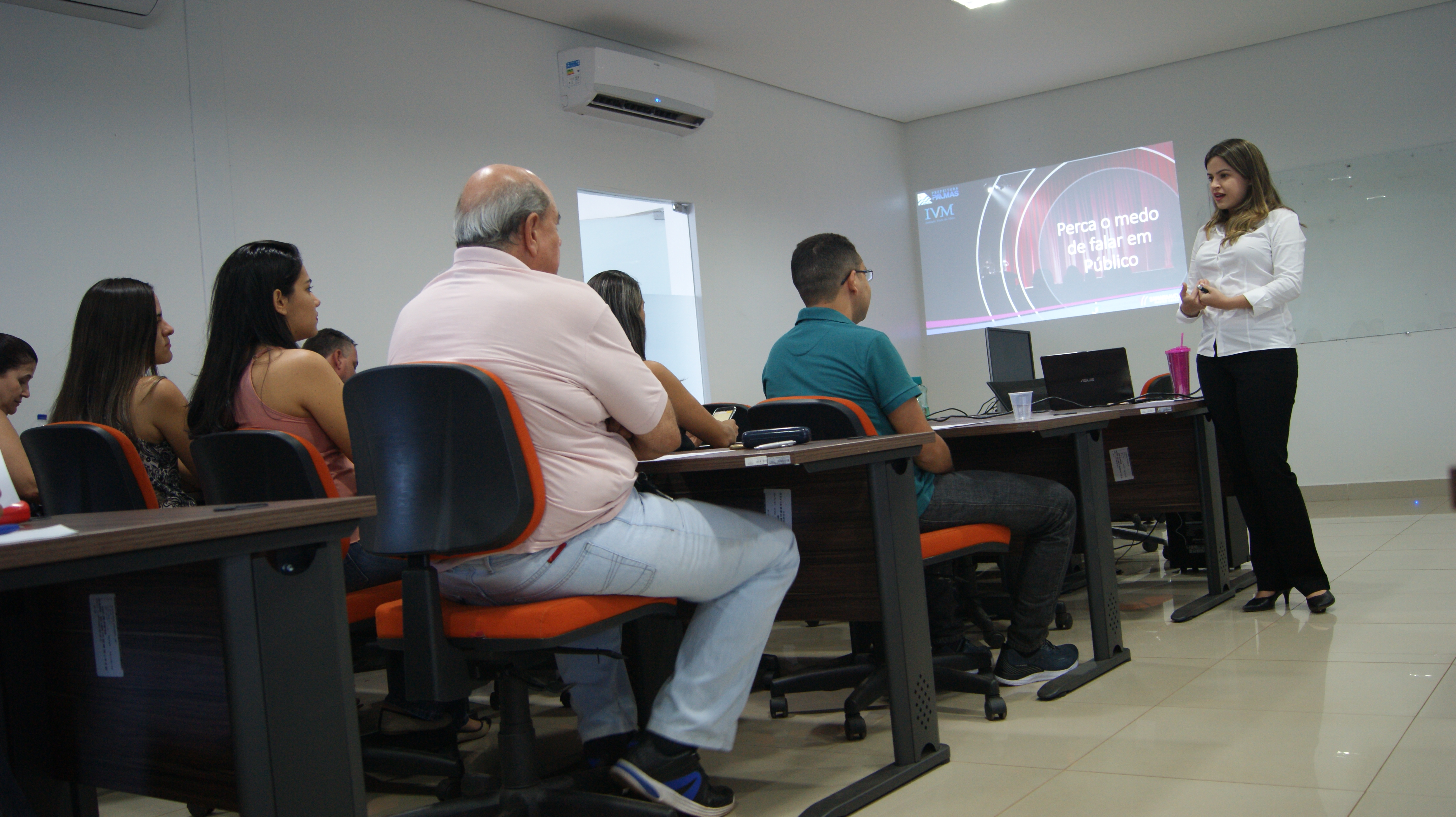 Servidores aprendem como vencer o medo de falar em público em oficina no IVM