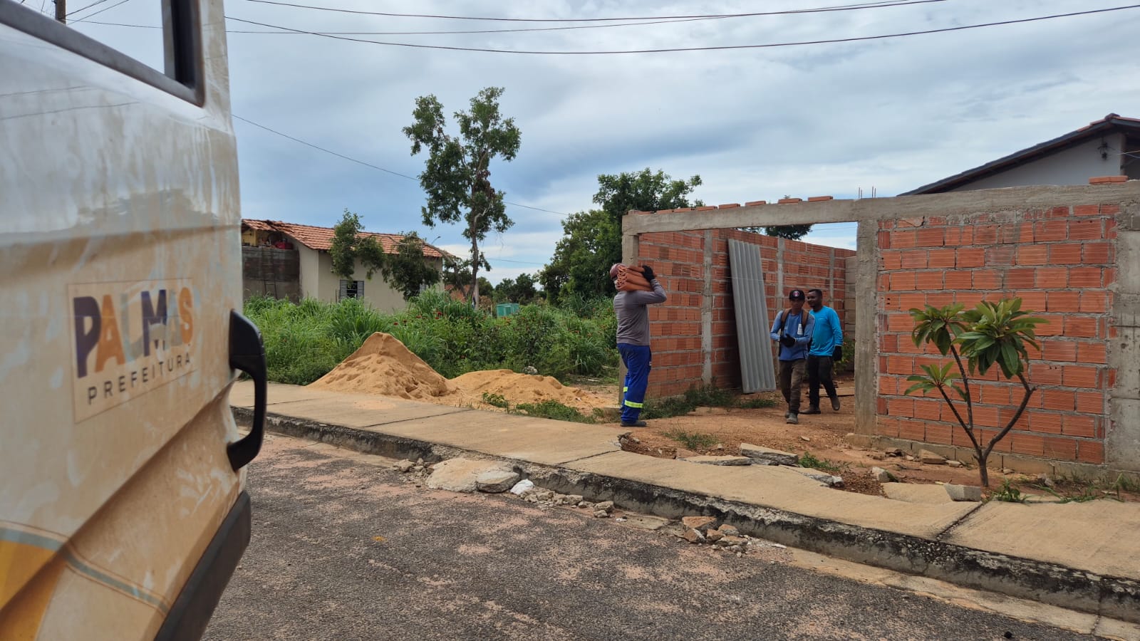 A Prefeitura de Palmas está realizando  a entrega de telhas aos moradores atingidos pela forte vendaval  no Jardim Taquari. Foto: Flora Pereira