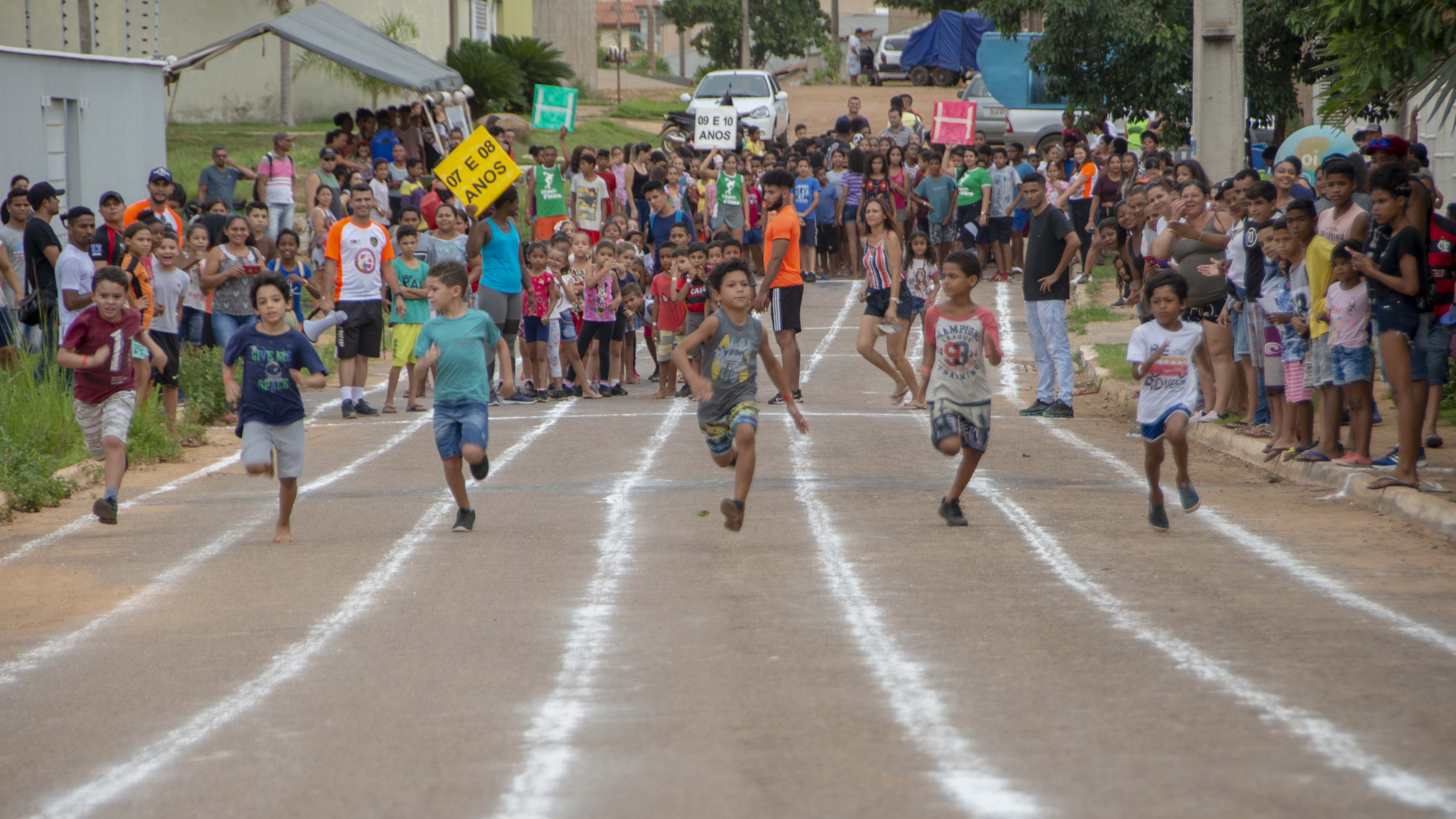 Crianças se divertem e promovem solidariedade durante '4ª Corridinha de Natal' na ETI Caroline Campelo