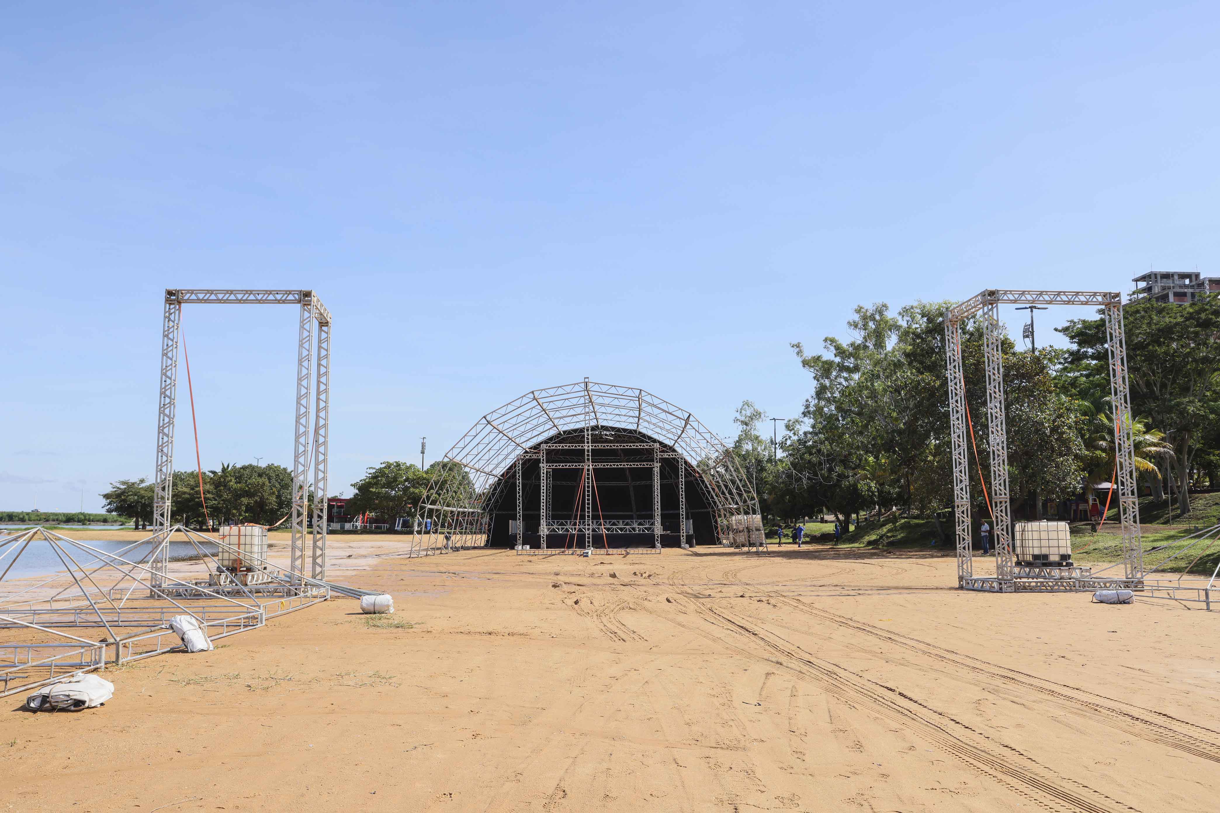 Praia da Graciosa começa a receber a montagem da estrutura do 4º Torneio de Pesca Esportiva Tocantins