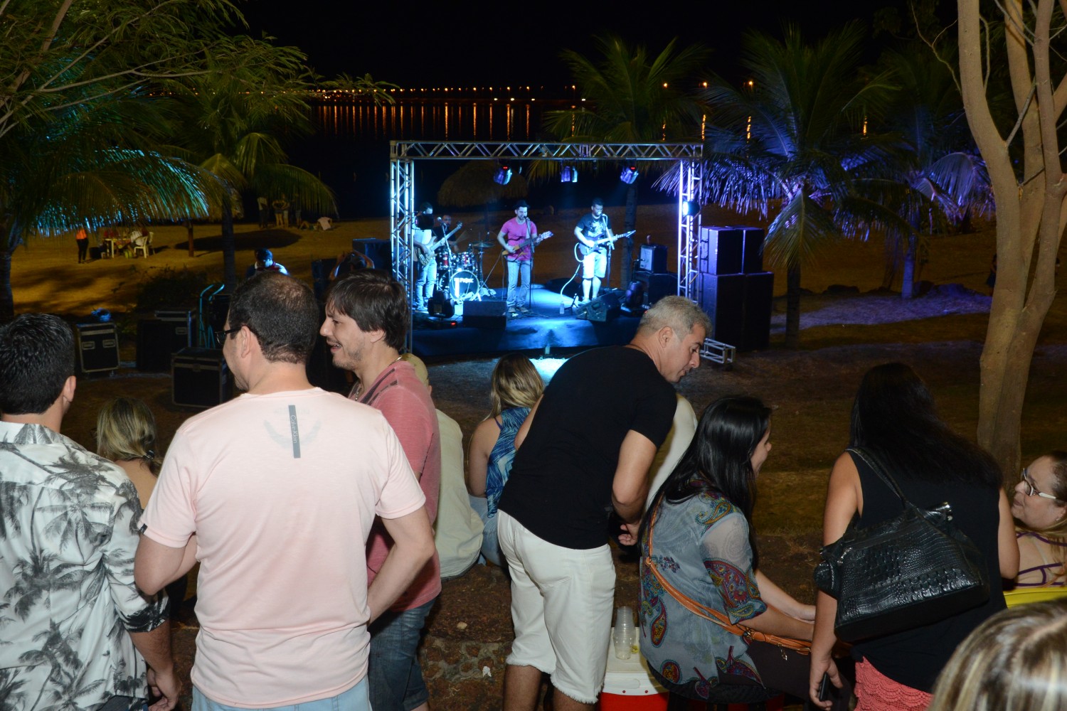 Palmenses aproveitam clima de praia e curtem luau na Graciosa