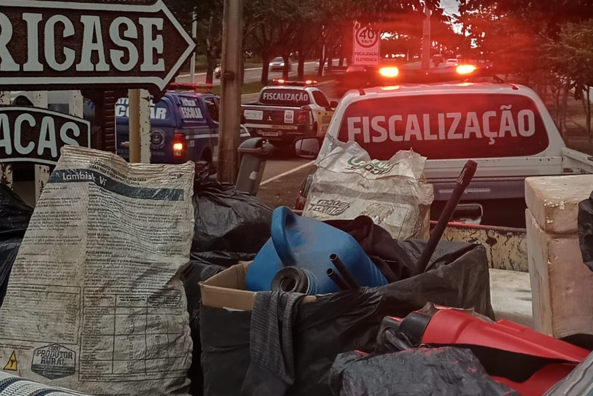 Fiscalização faz desobstrução de área pública ocupada irregularmente no centro de Palmas
