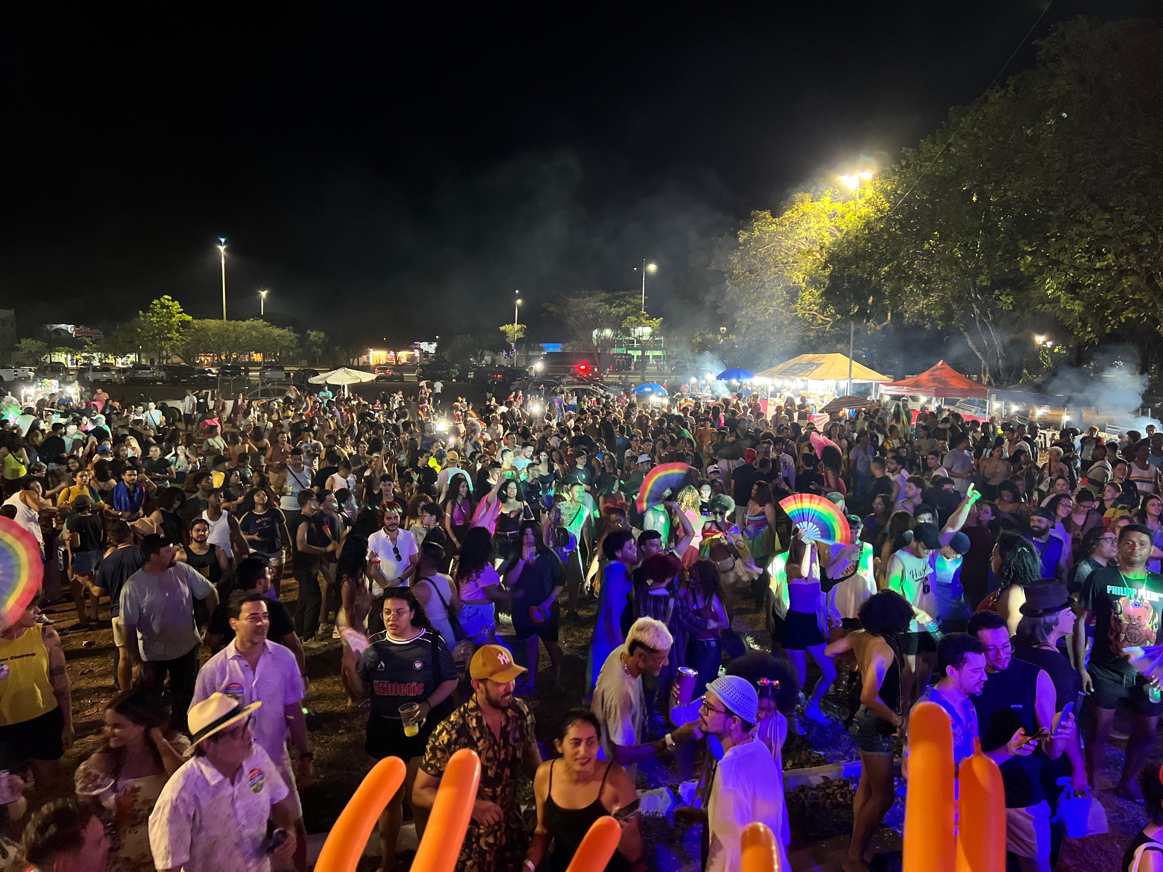 Participantes percorreram Avenida NS-02, entre Espaço Cultural e Praça do Bosque, durante a 20ª Parada LGBTQIA+